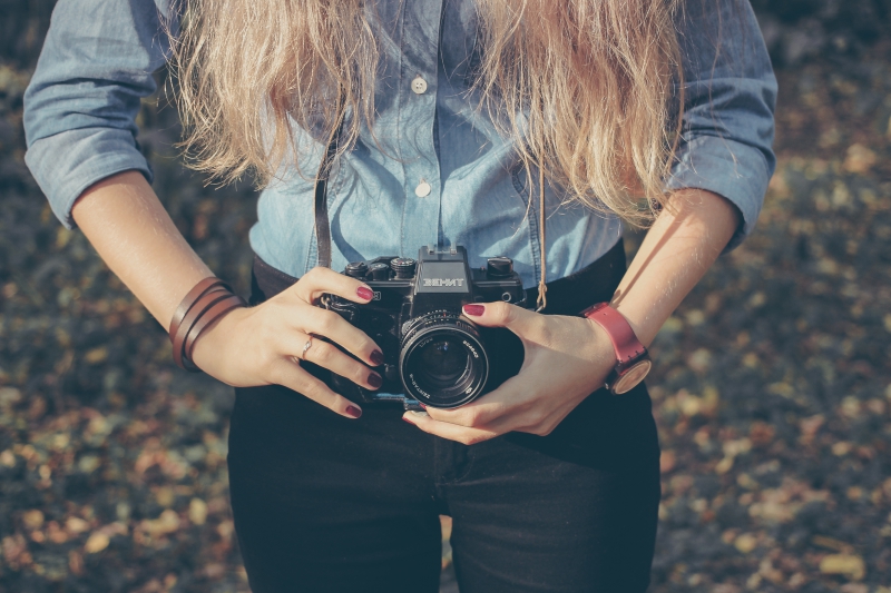 photographe-ST BLAISE-min_hand-person-girl-woman-camera-photography-614-pxhere.com